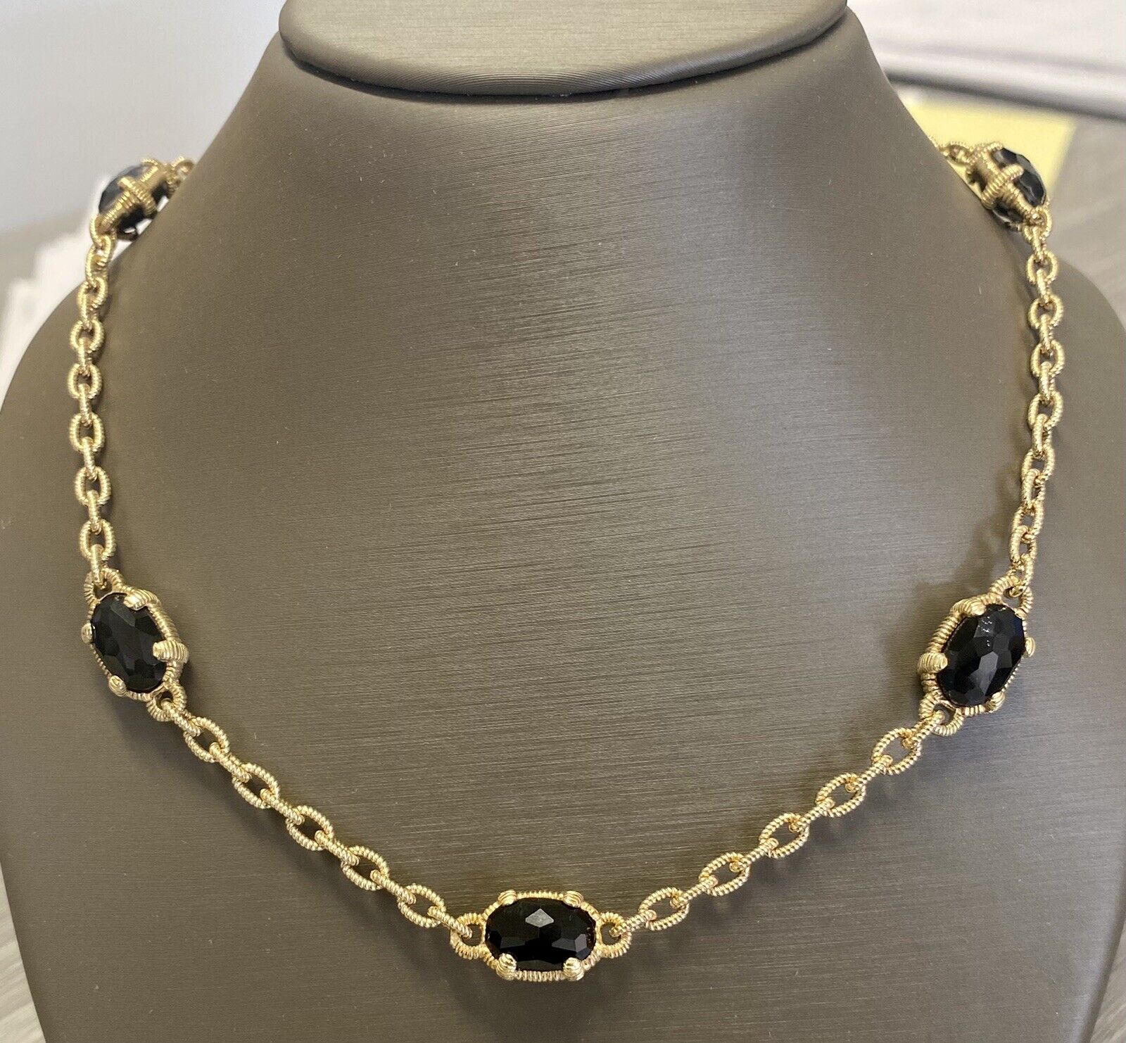 14kt Yellow Gold Open Link Necklace With Oval Onyx