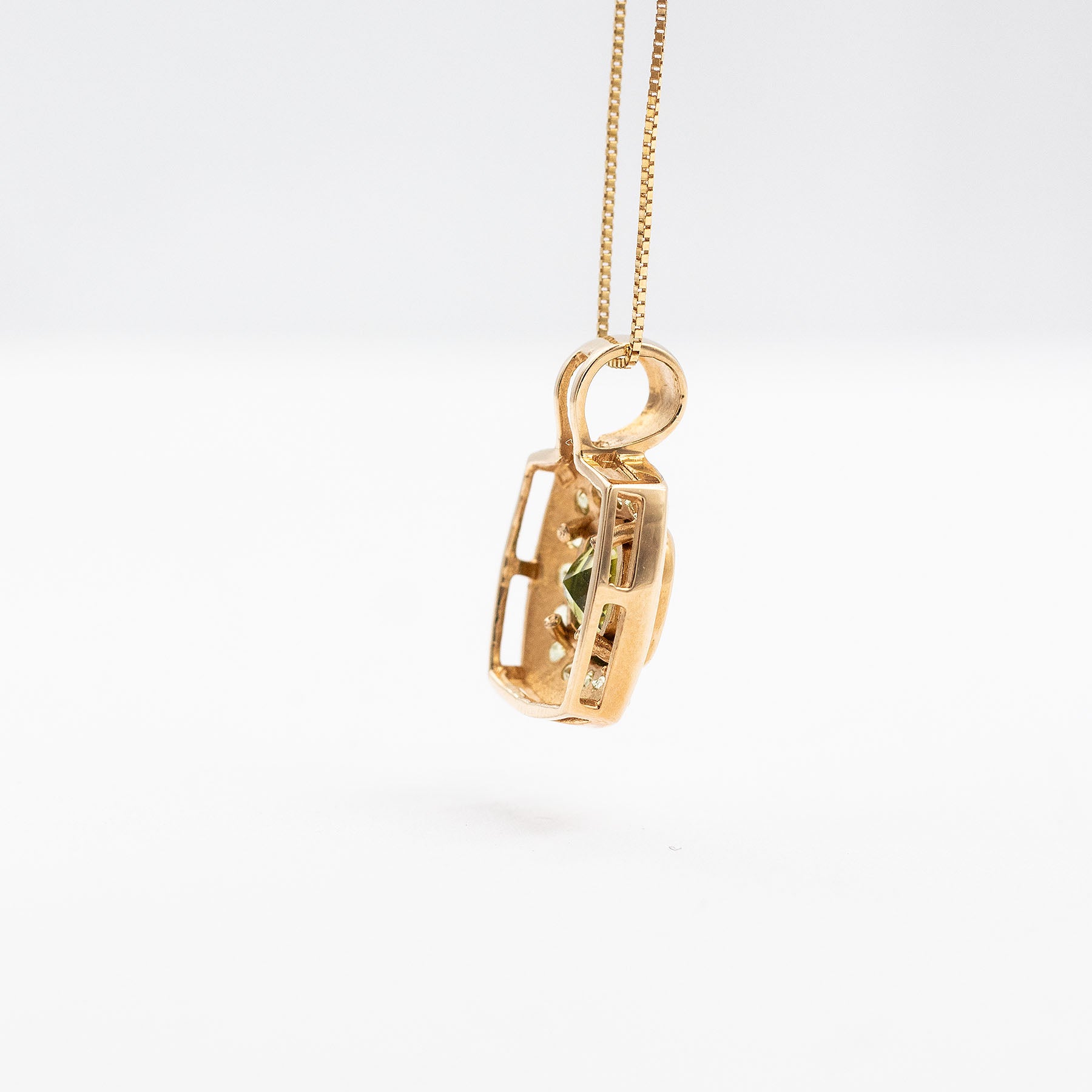 14k Yellow Gold Green Gemstone Pendant Necklace