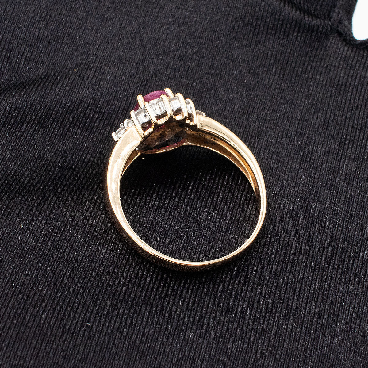 14k Yellow Gold Oval Ruby Ring With Diamonds