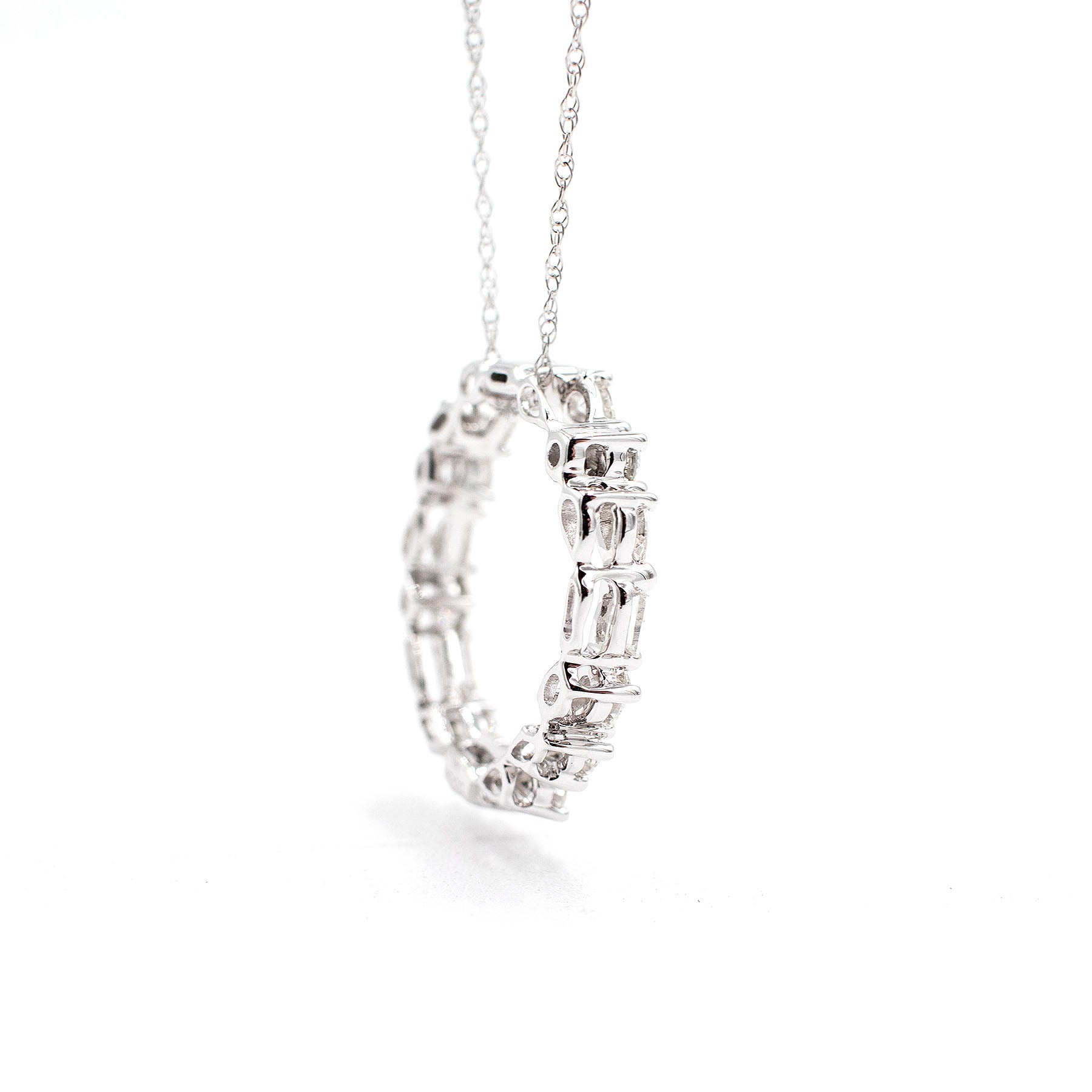 14k White Gold Diamond Circle Pendant Necklace