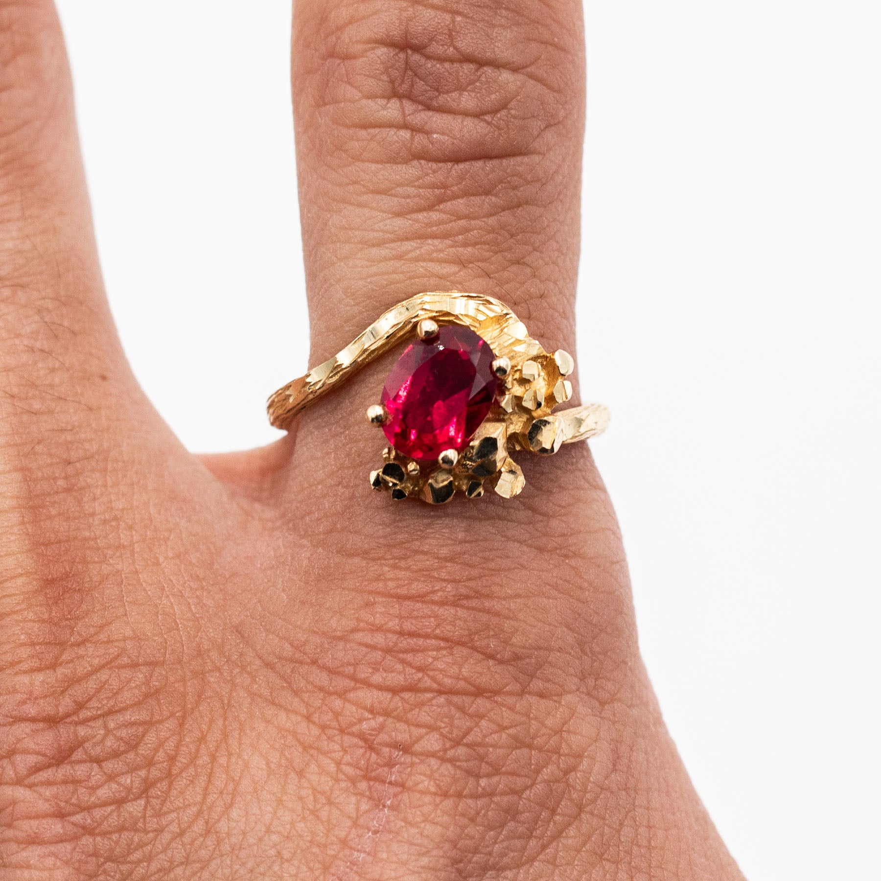 14k Yellow Gold Red Oval Gemstone Vintage Ring