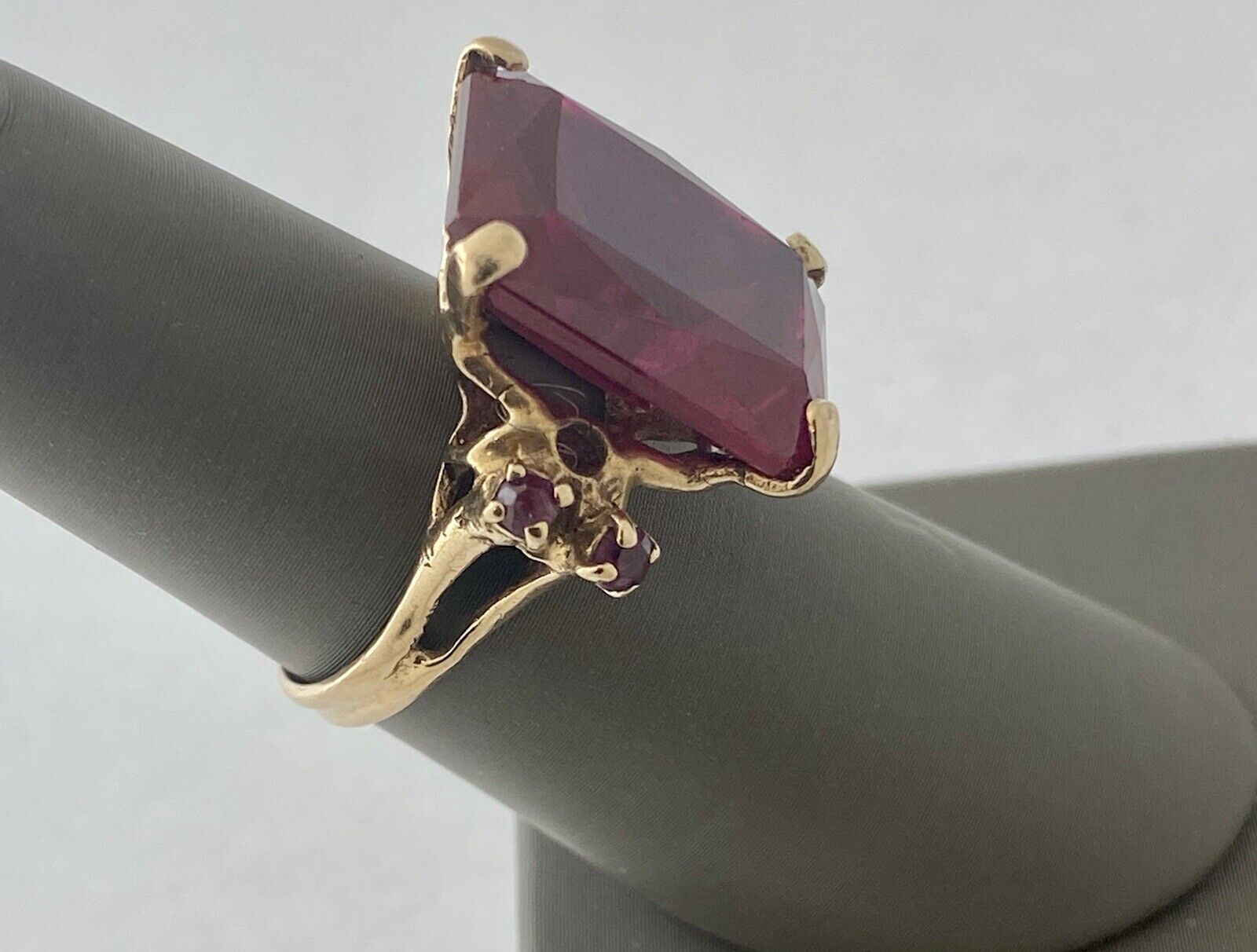 14kt Yellow Gold Red Sapphire Cocktail Ring