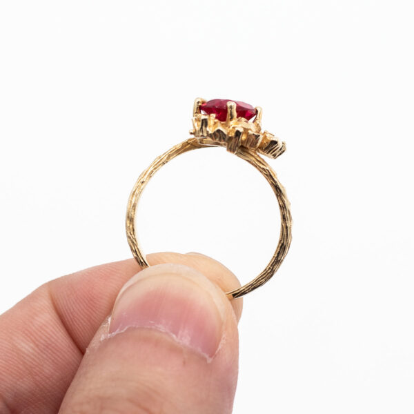 14k Yellow Gold Red Oval Gemstone Vintage Ring - Image 4