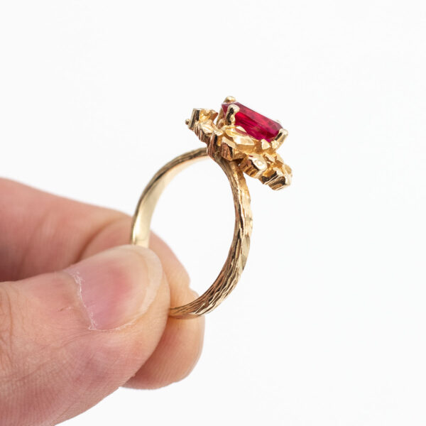 14k Yellow Gold Red Oval Gemstone Vintage Ring - Image 3