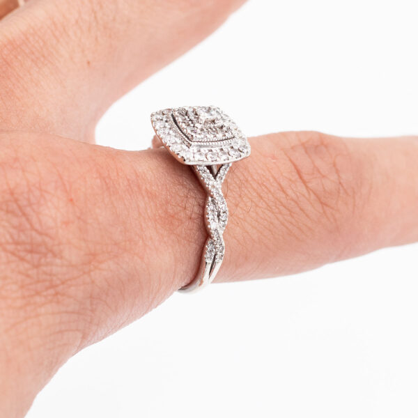 10k White Gold Round Diamond Pave Ring - Image 7