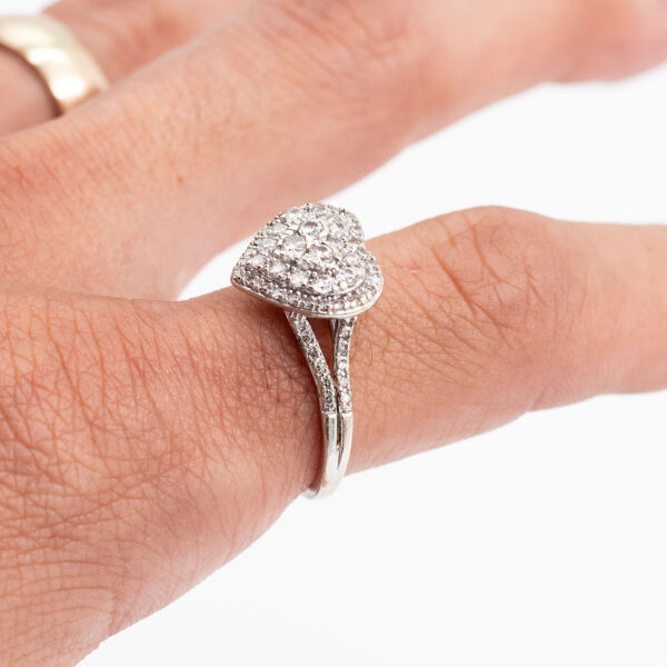 10k White Gold Diamond Pave Heart Ring - Image 7