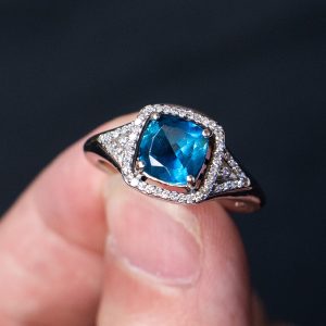 14k White Gold Blue Center Stone Diamond Ring